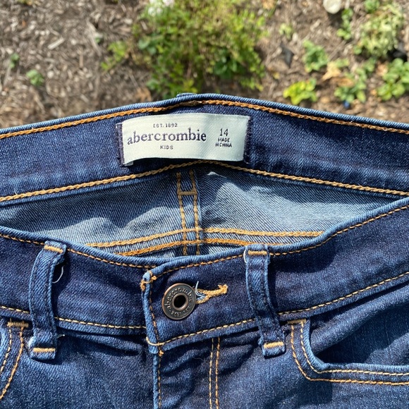 Abercrombie Kids size 14. Excellent preowned condition. - Picture 3 of 5